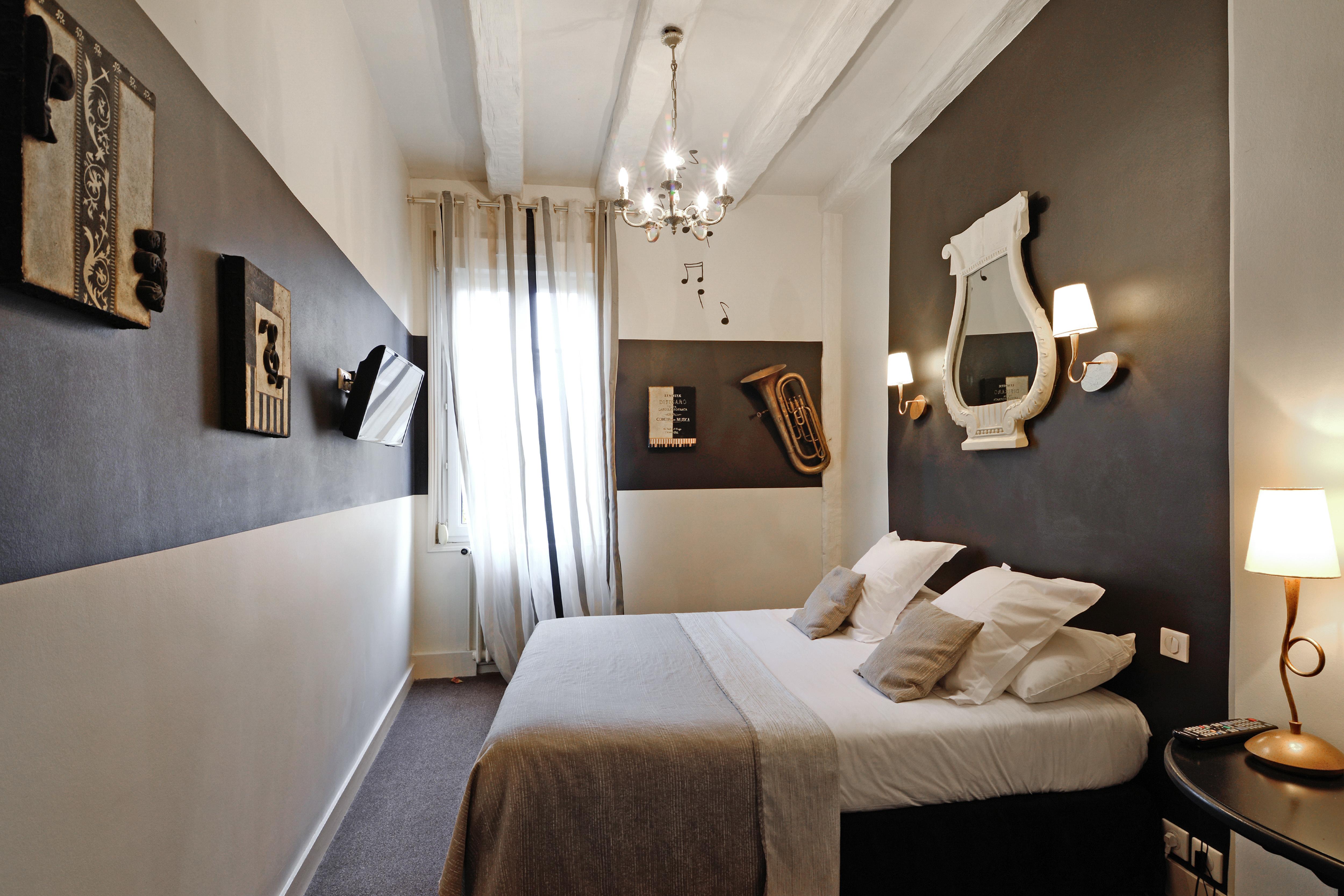 Logis Hotel Restaurant Le Cheval Blanc Blere Exterior foto