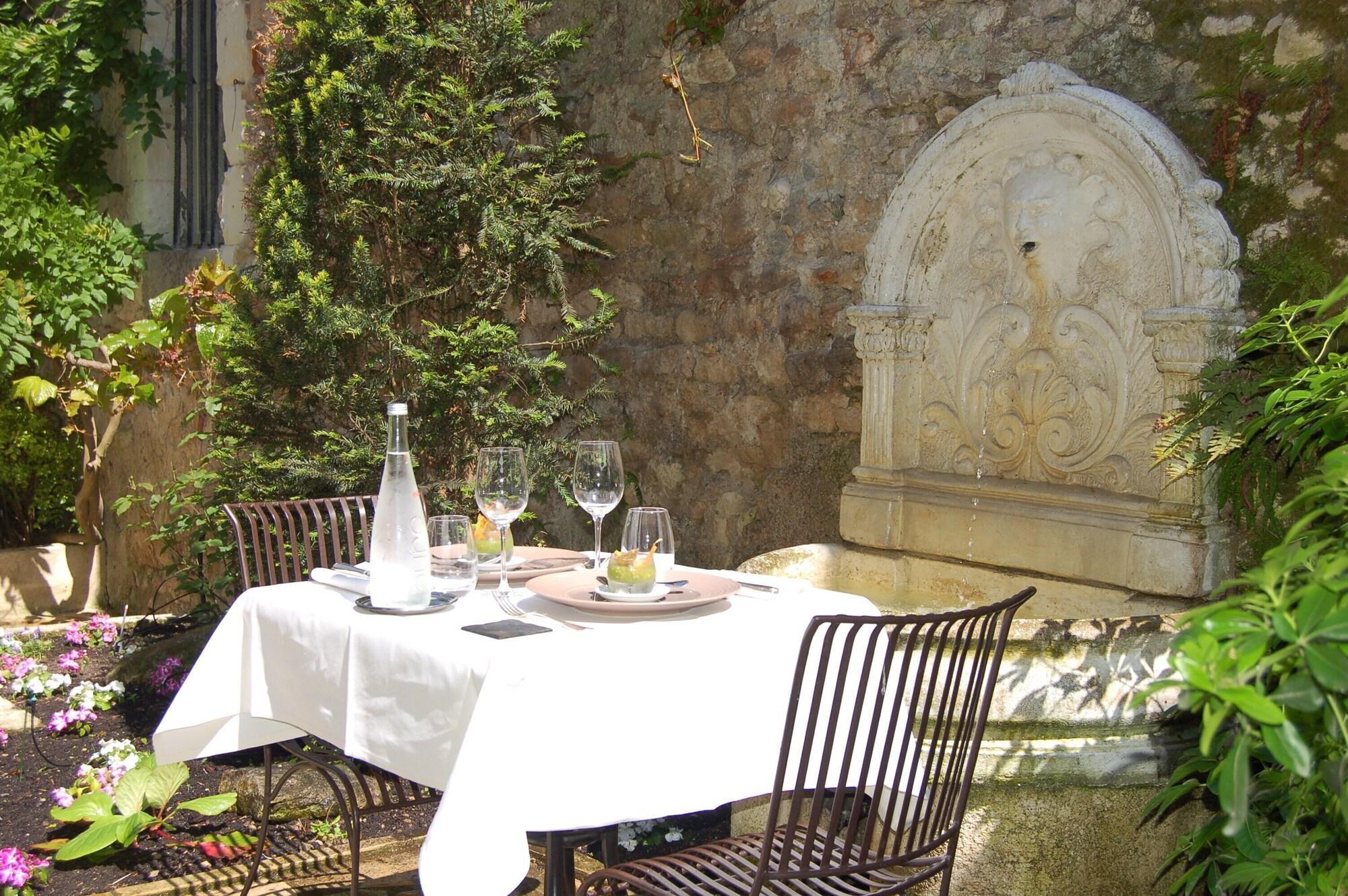 Logis Hotel Restaurant Le Cheval Blanc Blere Exterior foto