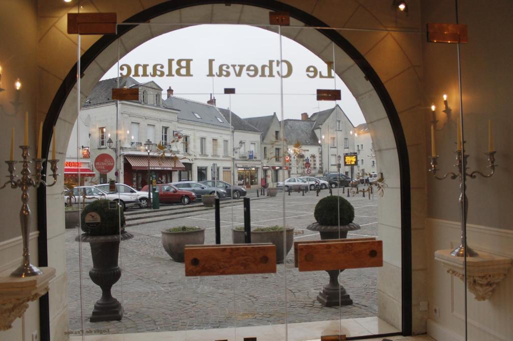 Logis Hotel Restaurant Le Cheval Blanc Blere Exterior foto