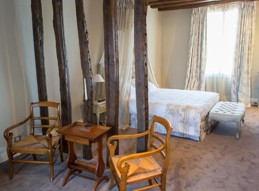 Logis Hotel Restaurant Le Cheval Blanc Blere Exterior foto