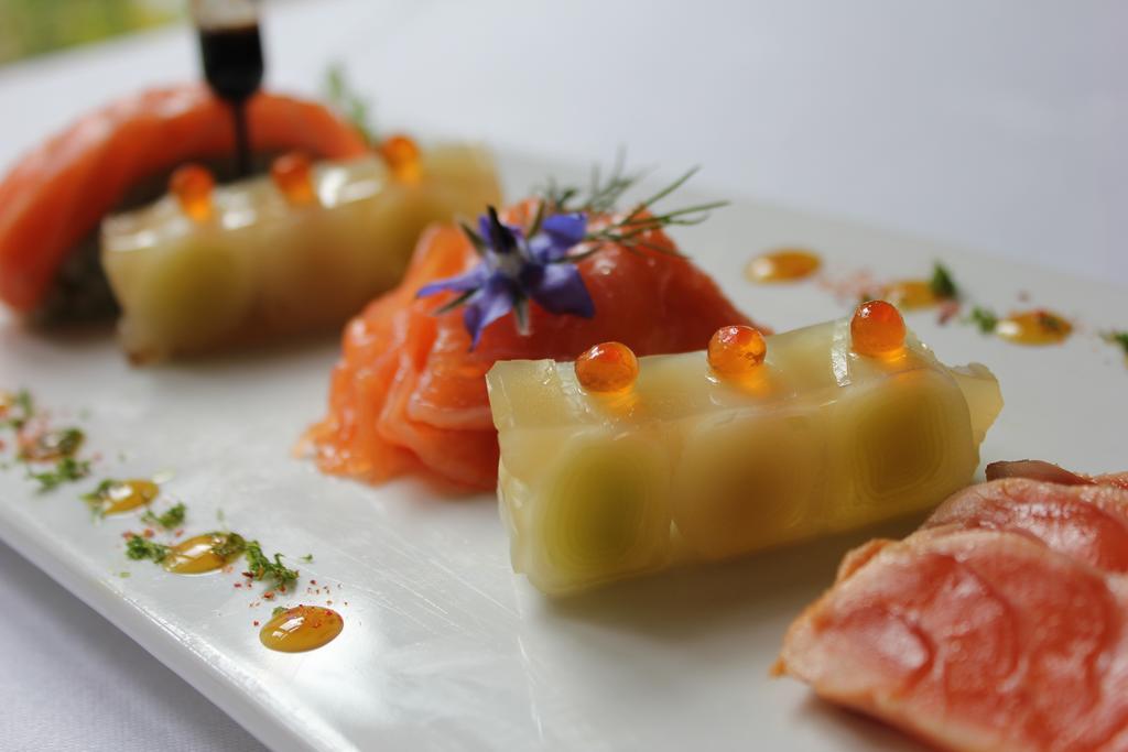 Logis Hotel Restaurant Le Cheval Blanc Blere Exterior foto