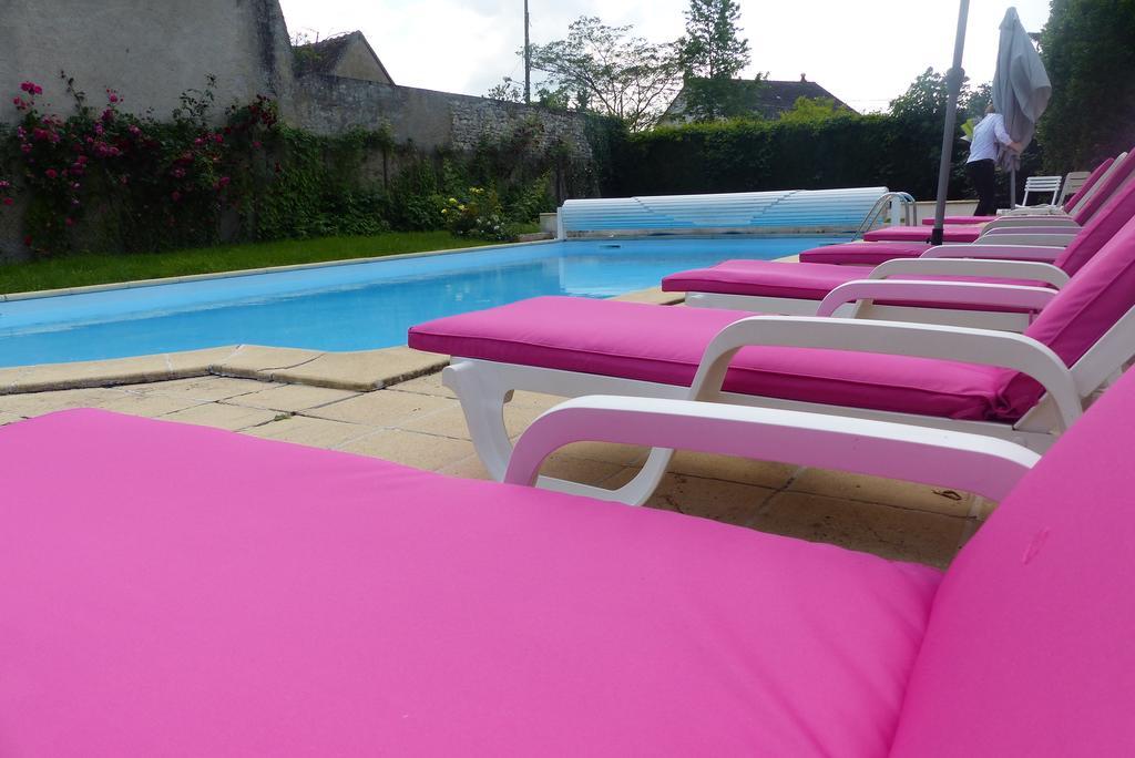 Logis Hotel Restaurant Le Cheval Blanc Blere Exterior foto